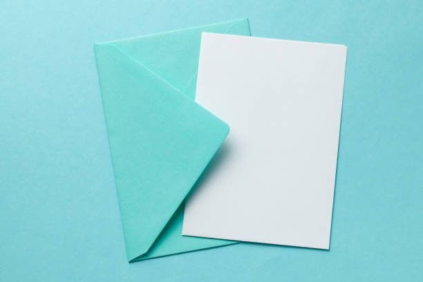 녹색 봉투와 녹색 배경에 빈 문자입�니다. 엽서에 텍스트가 있는 템플릿입니다. 모형 - empty card 뉴스 사진 이미지