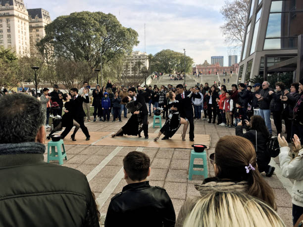 通りでタンゴを踊る - number of people traditional culture outdoors audience ストックフォトと画像