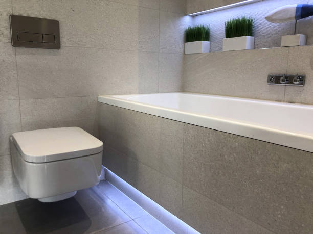 изображение современной белой роскошной ванной комнаты люкс с современной квадратной стеной висела туалетная кастрюля висит на стене туа� - sink bathroom pedestal tile стоковые фото и изображения