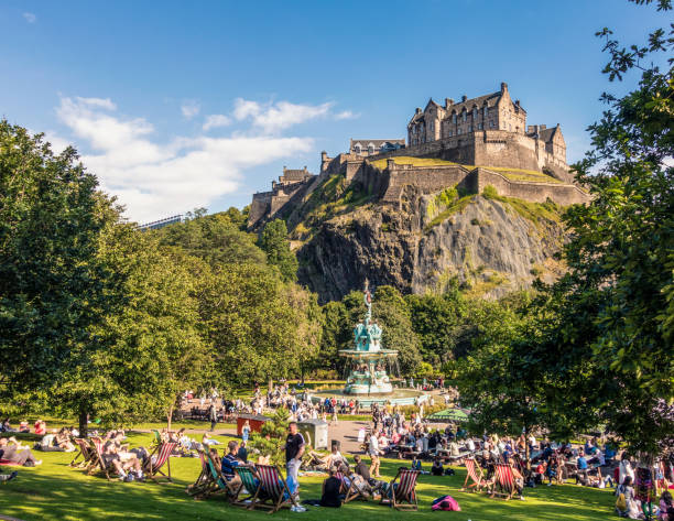 sommer in edinburgh - castle rock stock-fotos und bilder