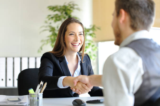 zakenlui handshaking na deal of interview - verkoopster stockfoto's en -beelden