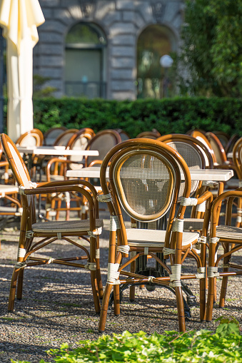 Terraza cafetería exterior exterior con sillas y mesas. photo