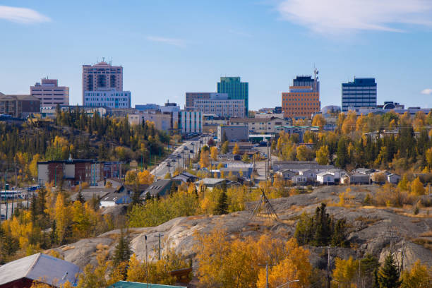 hermosa vista de la ciudad en yellowknife - yellowknife fotografías e imágenes de stock