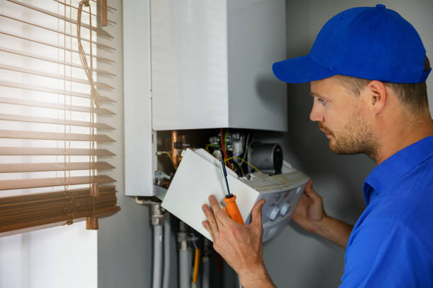 manutenção e reparação de serviço de engenharia de trabalho com casa caldeira de aquecimento a gás - water heater - fotografias e filmes do acervo