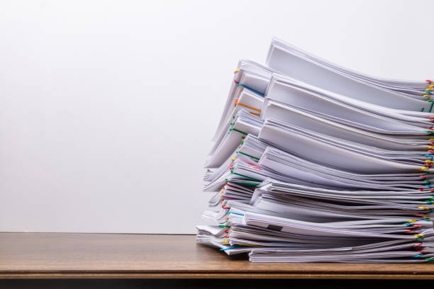 stos papieru dokumentowego z kolorowym spinaczem do papieru na drewnianym stole, koncepcja biznesowa bez użycia papieru i przeciążenie pracy. - stack paper document heap zdjęcia i obrazy z banku zdjęć