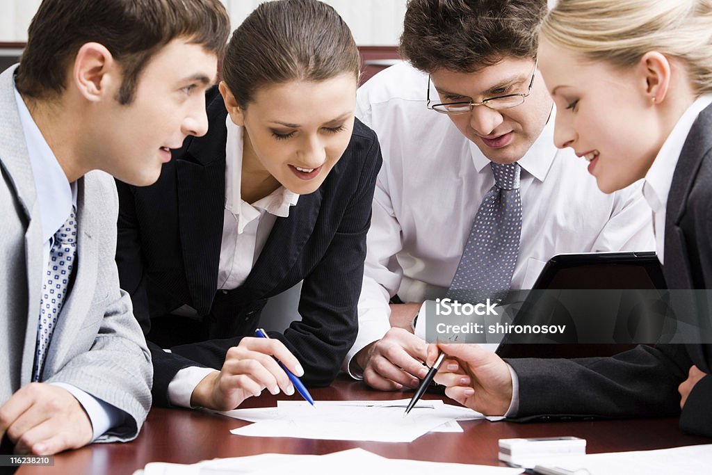 Деловых людей, работающих вместе в офисе - Стоковые фото Белый роялти-фри