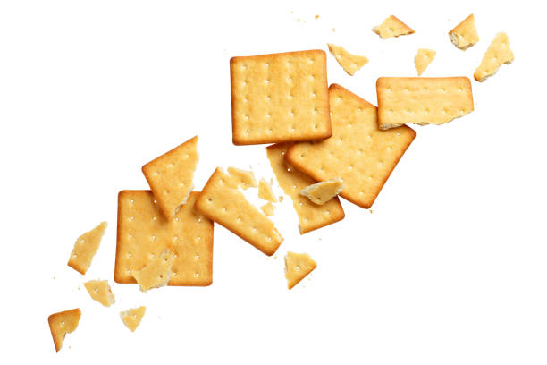 crackers sur le blanc - isolated on white baked bakery biscuit photos et images de collection