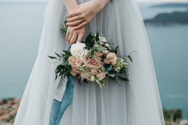 sposa in possesso di un bouquet nuziale - bride bouquet foto e immagini stock