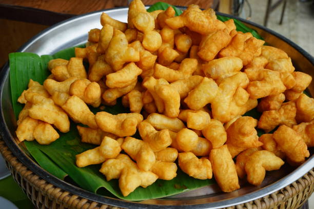 chinês deep fried youtiao - adulation asia cooked food - fotografias e filmes do acervo