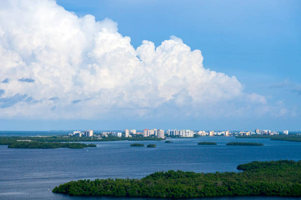 vue aérienne de la réserve aquatique d'estero bay à bonita springs en floride et des hôtels et condos estero island resort - bonita springs photos et images de collection