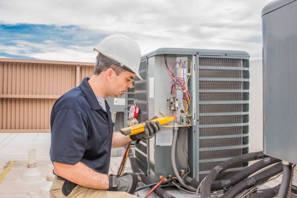 hvac tech working on a condensing unit - fix up imagens e fotografias de stock