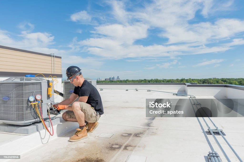 Condensatore di controllo tecnico Hvac con sfondo cielo blu - Foto stock royalty-free di Condizionatore d'aria