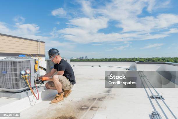 Condensatore Di Controllo Tecnico Hvac Con Sfondo Cielo Blu - Fotografie stock e altre immagini di Condizionatore d'aria