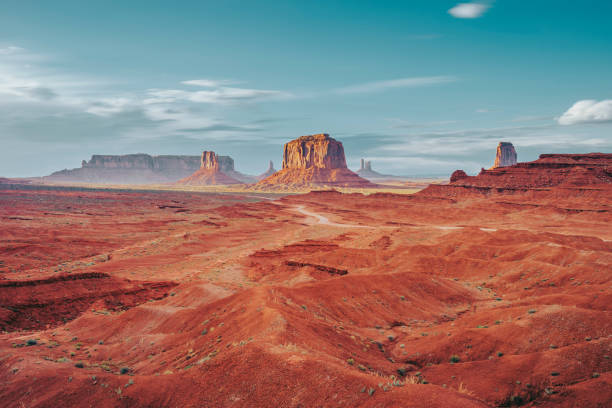 monument valley pendant une journée ensoleillée - ouest américain photos et images de collection