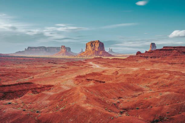 monument valley during a sunny day - extreme terrain arizona desert mesa imagens e fotografias de stock