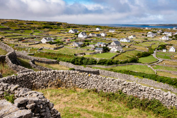 hilltop view of the smallest of the aran islands in ireland - inisheer imagens e fotografias de stock