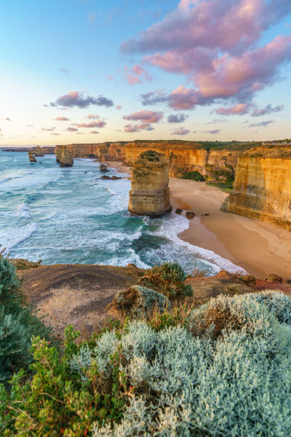 zwölf apostel bei sonnenuntergang, große meeresstraße am hafen campbell, australien 116 - castle rock stock-fotos und bilder