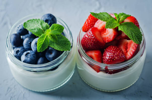 신선한 베리를 곁들인 그릭 요거트 딸기와 블루베리 파르페 - dessert blueberry cream parfait 뉴스 사진 이미지