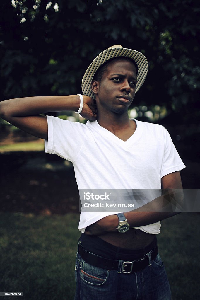 Afro americano uomo in una camicia bianca e cappello - Foto stock royalty-free di Abbigliamento casual