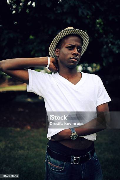 Afro Americano Uomo In Una Camicia Bianca E Cappello - Fotografie stock e altre immagini di Abbigliamento casual