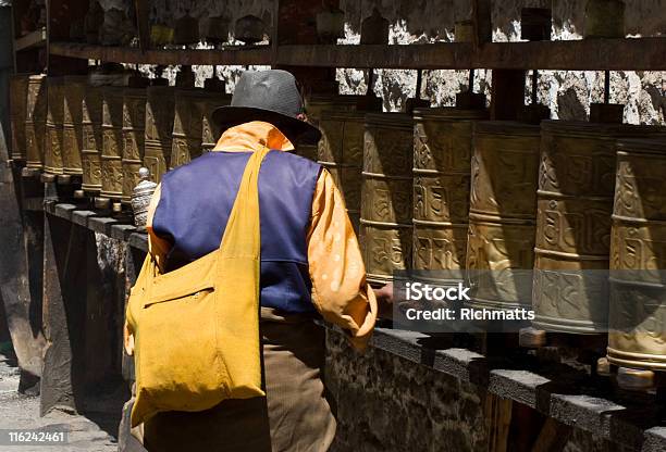 Ruote Di Preghiera Spinning - Fotografie stock e altre immagini di Adulto - Adulto, Asia, Buddismo