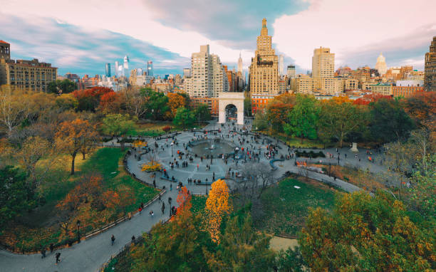 vista aérea del parque cuadrado de washington vista aérea de la ciudad de nueva york - greenwich village fotografías e imágenes de stock