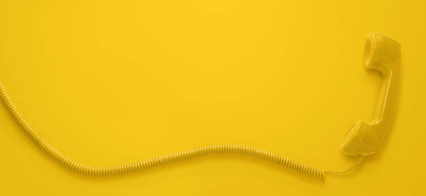 monofone de telefone do vintage isolado no fundo amarelo - customer service representative on the phone retro revival office - fotografias e filmes do acervo