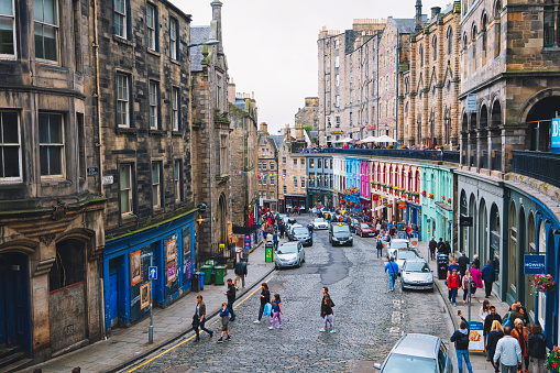 Calle colorida con tiendas Centro Histórico de Edimburgo photo