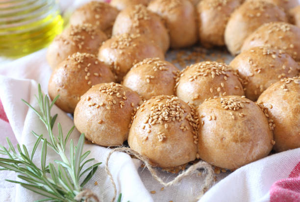 crown sourdough bread buns with sesame - sesame cooking oil premium organic imagens e fotografias de stock