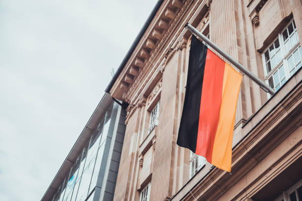 german flag on government building - german flag imagens e fotografias de stock