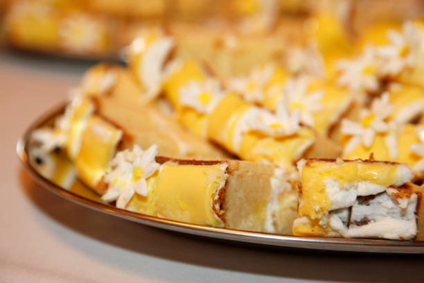 黄色いアイシングの黄色いケーキ - cake yellow sweet food banquet ストックフォトと画像
