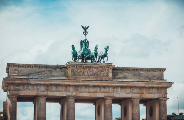 puerta de brandenburger en berlín oriental, alemania - brandenburg gate berlin germany germany night fotografías e imágenes de stock