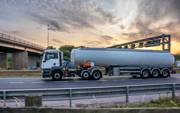 camión cisterna en movimiento en la autopista - truck oil industry natural gas action fotografías e imágenes de stock