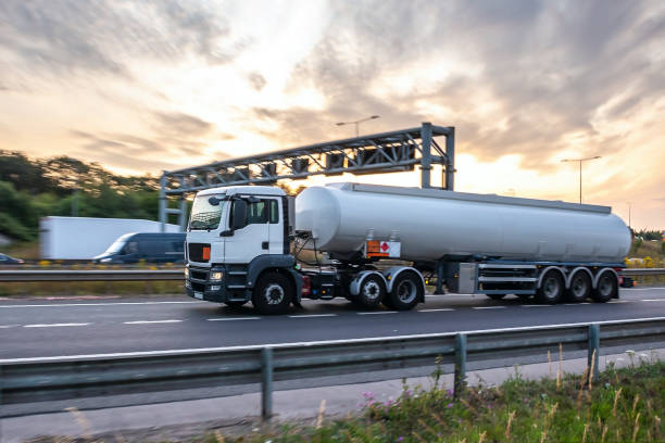 camión cisterna en movimiento en la autopista - truck oil industry natural gas action fotografías e imágenes de stock
