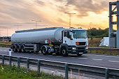 tanklaster-auf-der-autobahn-in-bewegung.