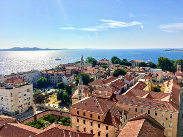 une belle vue sur la vieille ville de zadar, en croatie depuis la célèbre tour bell, avec la belle mer adriatique à l'arrière-plan. - city of zadar photos et images de collection