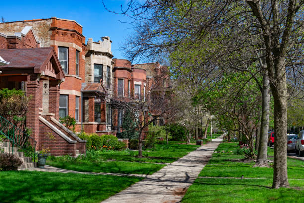 fila di vecchie case con erba nel quartiere north center di chicago - townhouse apartment midwest usa house foto e immagini stock