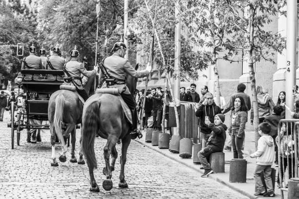 ヘリテージデーの間にサンティアゴ・デ・チリの通りで馬と行進する伝統的な軍隊で写真を撮る子供たち、軍の大隊の素敵な伝統的なストリートビュー - tourist photographing armed forces military ストックフォトと画像