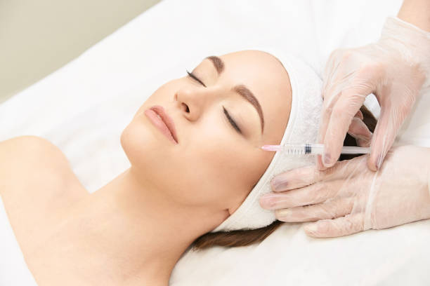 chirurgia przeciwzmarszczkowa. uroda młoda kobieta wtrysku. zabieg na twarz - healthcare and medicine beauty spa botox injection hyaluronic acid zdjęcia i obrazy z banku zdjęć