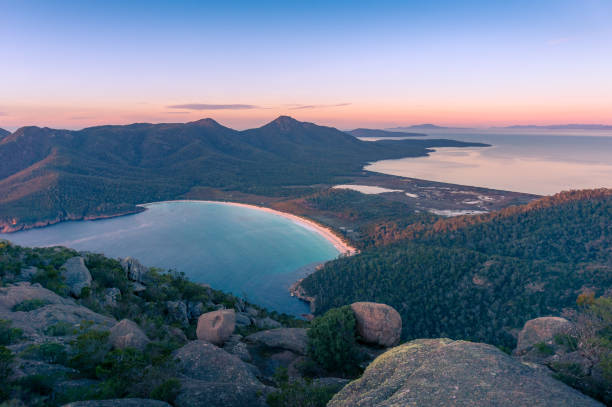 아름다운 만과 산의 일출 풍경 - freycinet national park 뉴스 사진 이미지