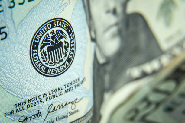 двадцать долларовых купюр - крупным планом и отражение бумажных денег сша - federal reserve стоковые фото и изображения