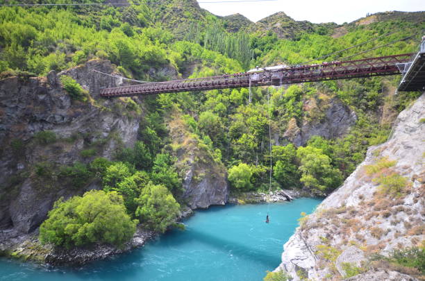 saut à l'élastique au pont de kawarau - kawarau river photos et images de collection