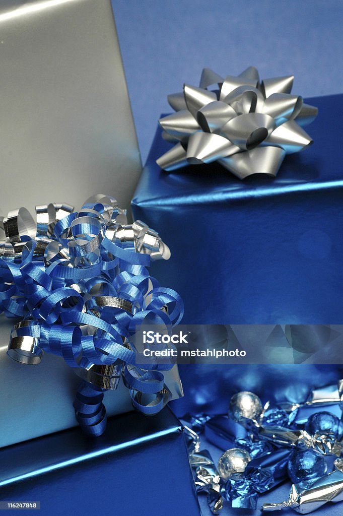 Color azul y plateado de regalos - Foto de stock de Jánuca libre de derechos