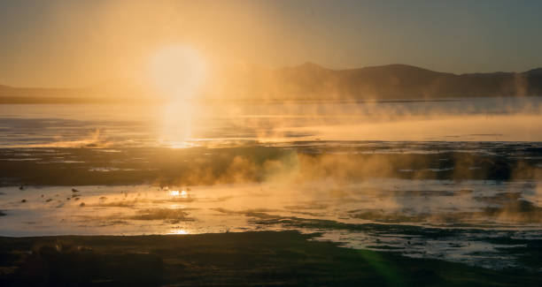 sources chaudes tôt le matin avec le soleil levant dans l'altiplano bolivien - geyser nature south america scenics photos et images de collection