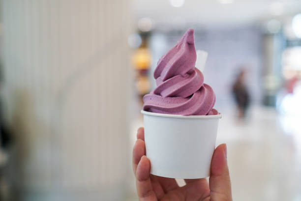 purple sweet potato crème glacée doux servir. - soft serve ice cream photos et images de collection