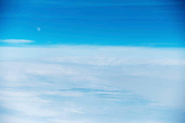 mały księżyc na błękitnym niebie - clear sky contrasts cloud high contrast zdjęcia i obrazy z banku zdjęć