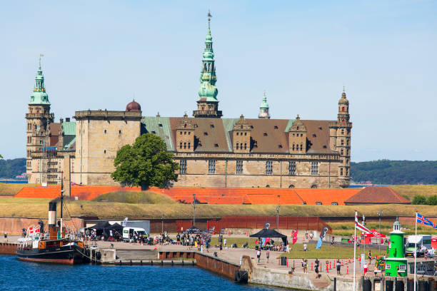 medieval kronborg castle on the oresund strait, baltic sea, helsingor, denmark - kronborg castle imagens e fotografias de stock