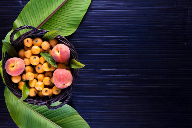 frutta tropicale su un tavolo. - fruit table bamboo black foto e immagini stock