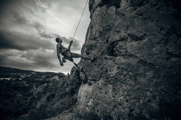 disability guy climber - rock climbing fotos imagens e fotografias de stock