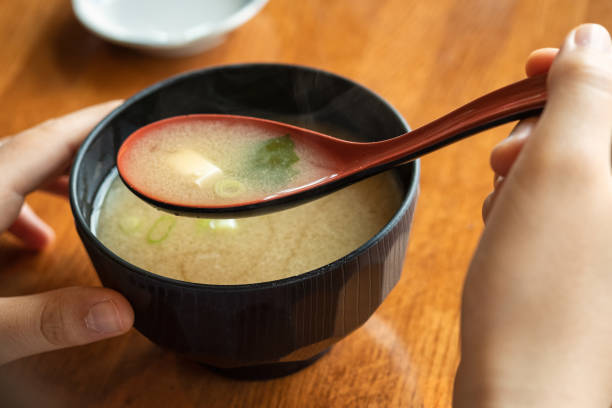 pov, miso soep, eten japans eten met soeplepel - misosoep fotos stockfoto's en -beelden